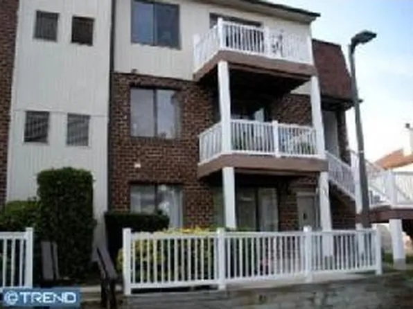 6223 Hilltop Dr, Brookhaven, PA 19015