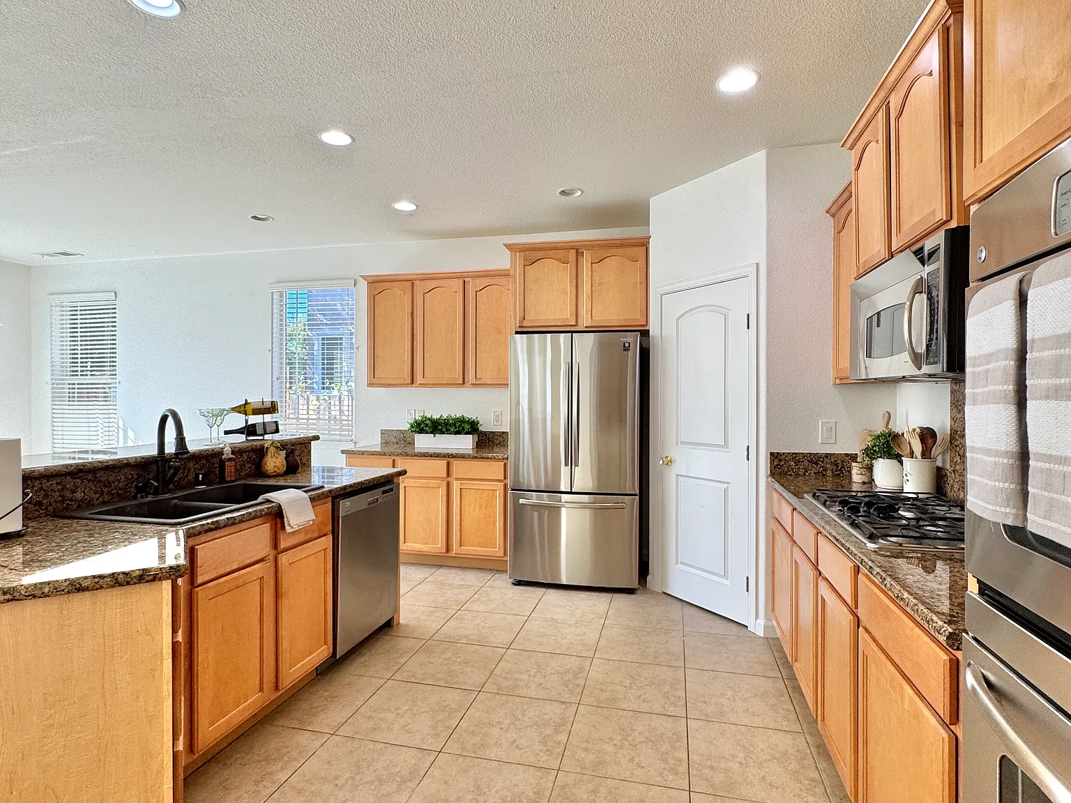 4 bed, 2765 sqft, $3,295 — Photo 2