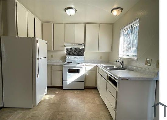 2nd image of 455 Fleming Ave E