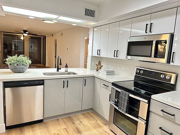 4th image of 202 Lake Pointe Dr APT 104