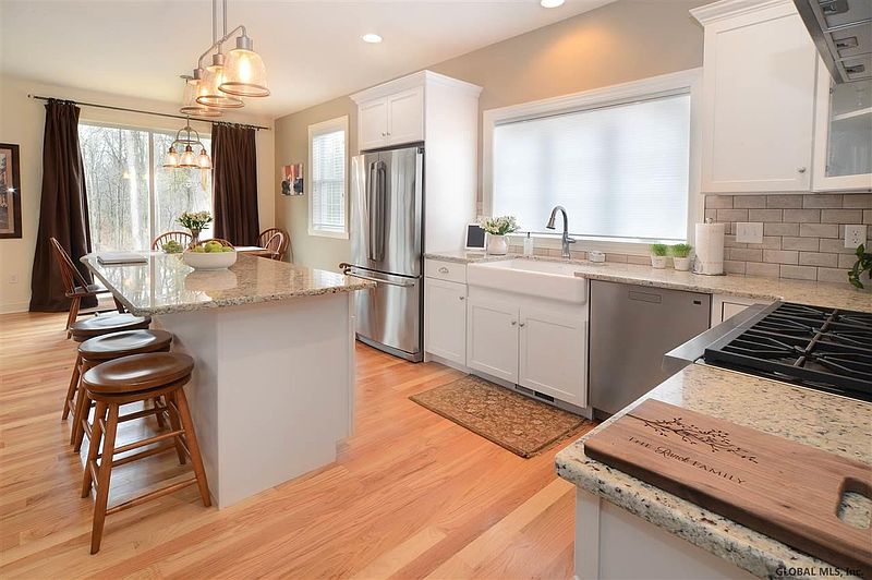 4th image of 86 Lakepointe Way