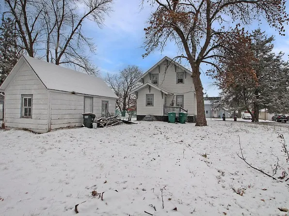 921 Baxter Ave N, Glencoe, MN 55336