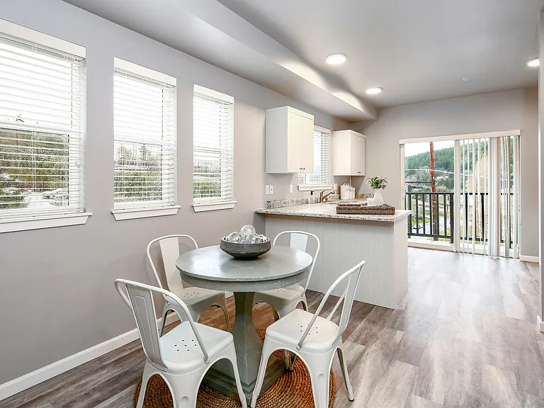 East Ridge Apartments — Photo 9