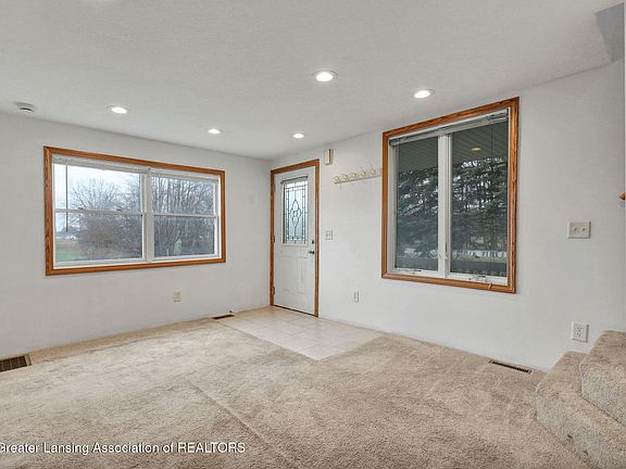 4th image of 554 N Meridian Rd