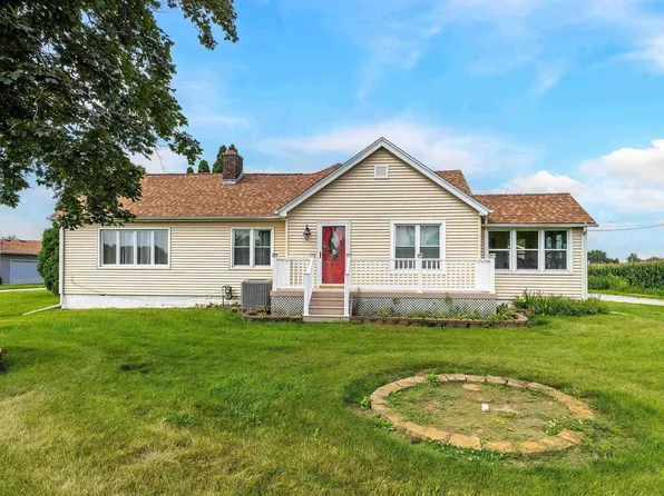 5908 W River Dr, Davenport, IA 52802