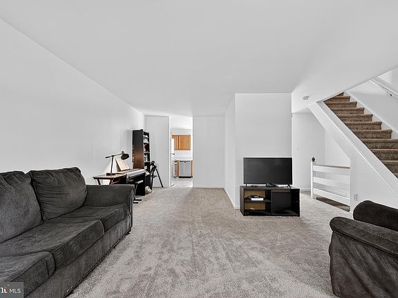 4th image of 332 Countryside Ct