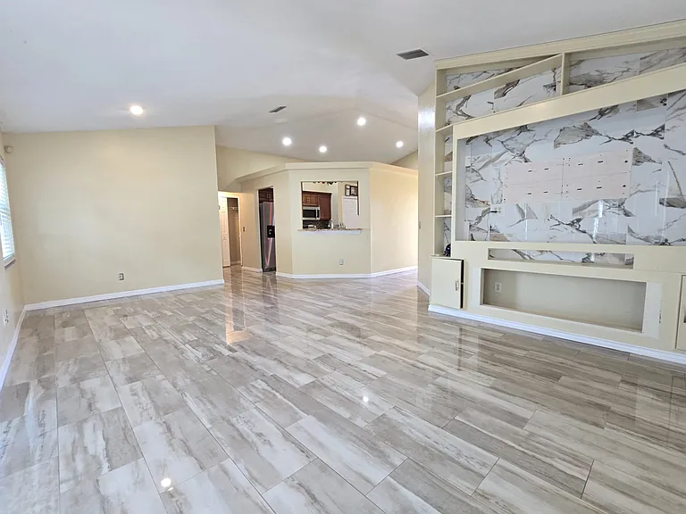 5025 Foxcroft Ct — Photo 10