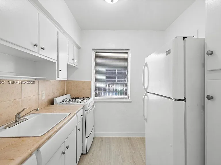 7721 Dickens Ave #6 — Photo 2