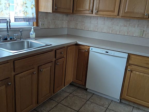 3rd image of 13 Kilmer Ct Floor 2