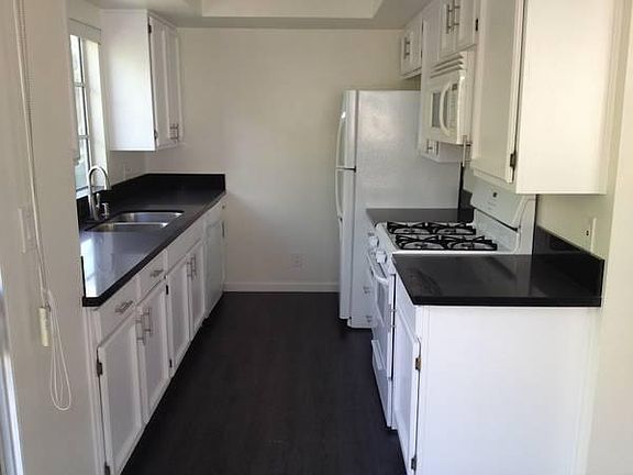 4th image of 839 N Hayworth Ave