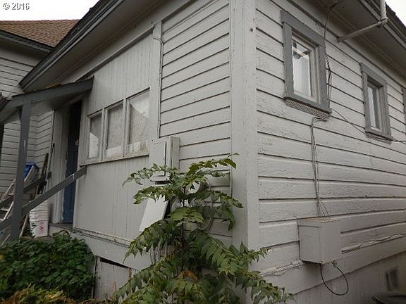 3rd image of 726 SE Parrott St