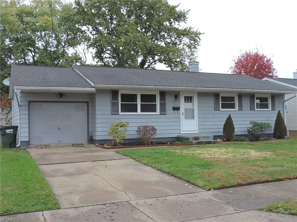 911 Lakeview Dr photo 1