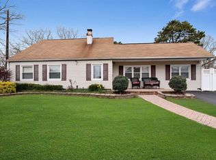2 Norway Pine Dr, Medford, NY 11763