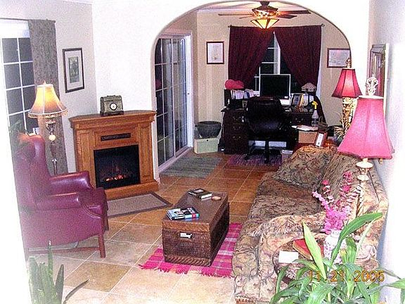 COZY LR W/ARCHED DINING AREA