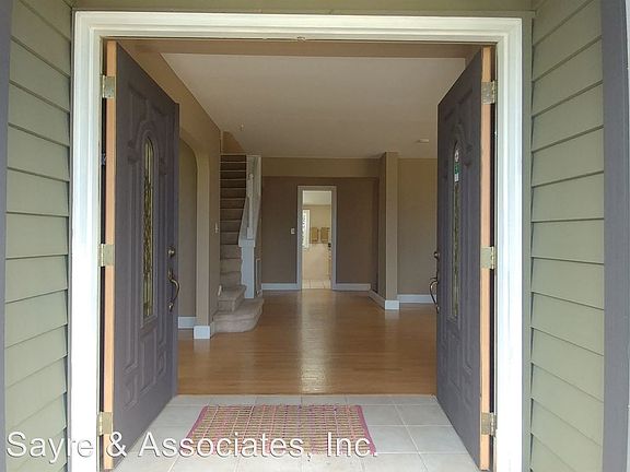 4th image of 8447 E Side Dr NE