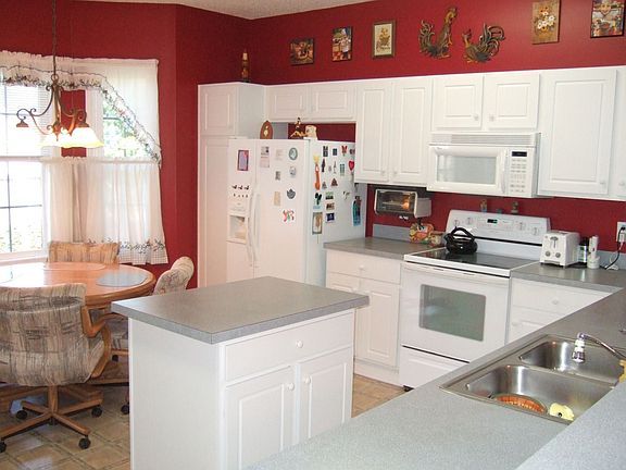 KITCHEN W/ISLAND