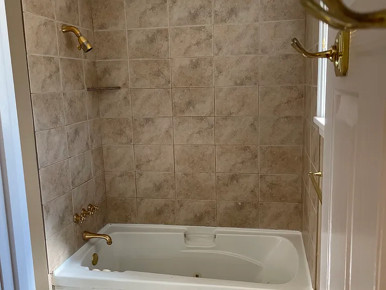 105 Suburban Dr — Photo 5