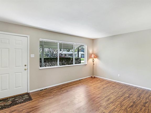 5th image of 910 Lilac Dr