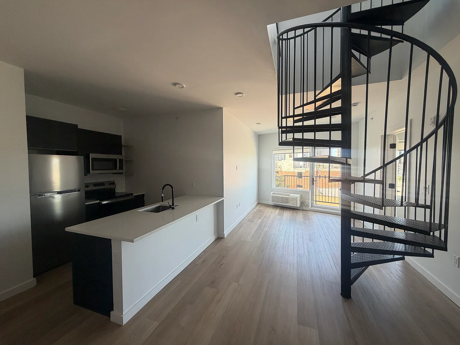 2 bed, 1000 sqft, $3,100 — Photo 1
