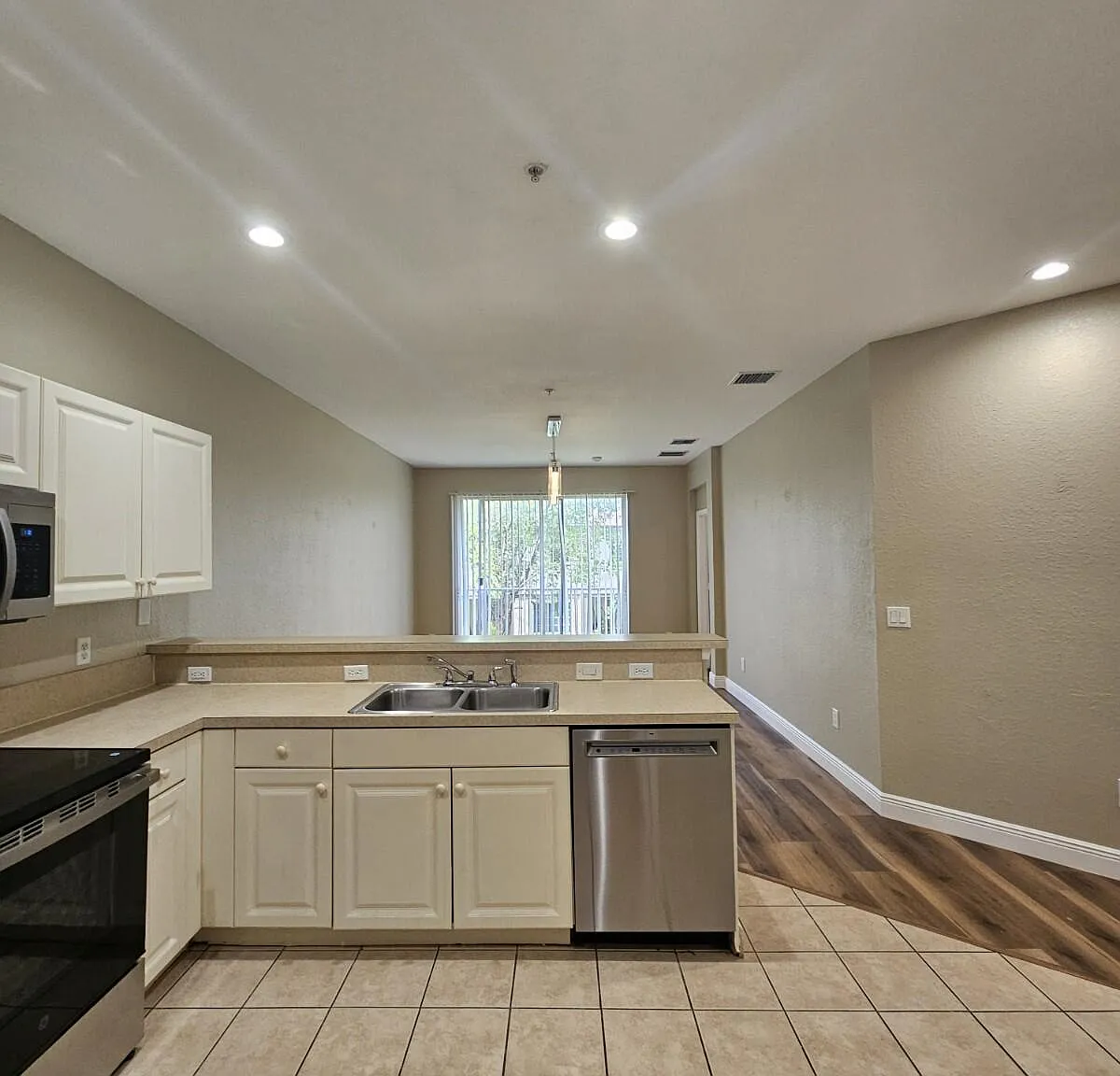 3 bed, 2.0 bath, 1049 sqft, $1,950 — Photo 4