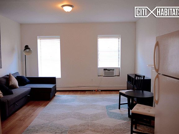 2nd image of 286 Saint James Pl APT 3