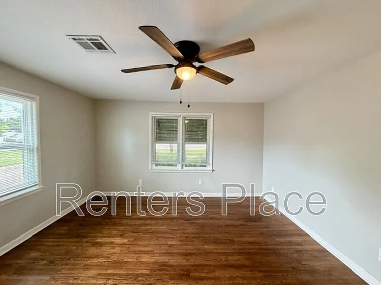 711 N Main St — Photo 14
