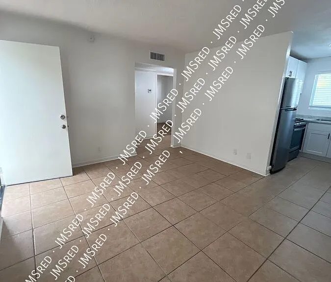 1433 S Kenneth Pl #8 — Photo 2