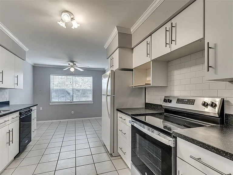 1703 E Lindsey St — Photo 23