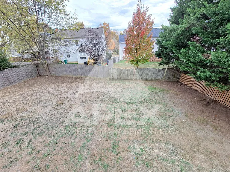 8140 Faircrest Ln — Photo 32