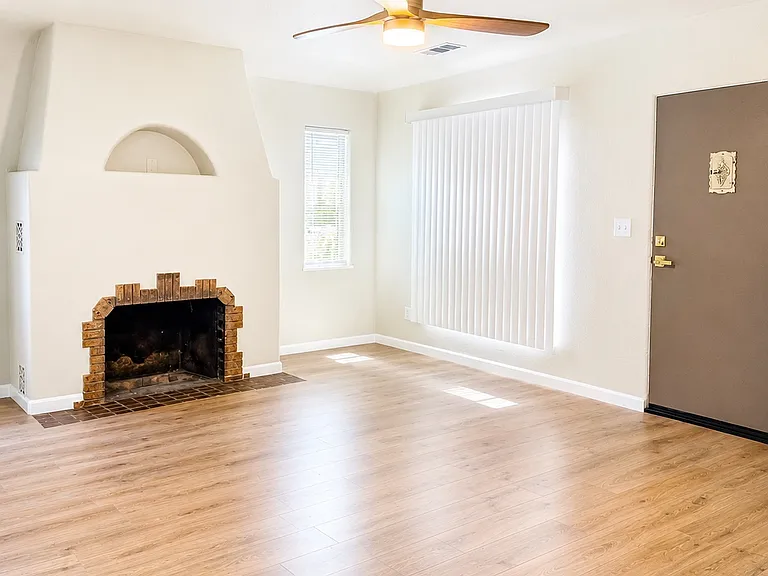 4415 E Hildreth Ln — Photo 2