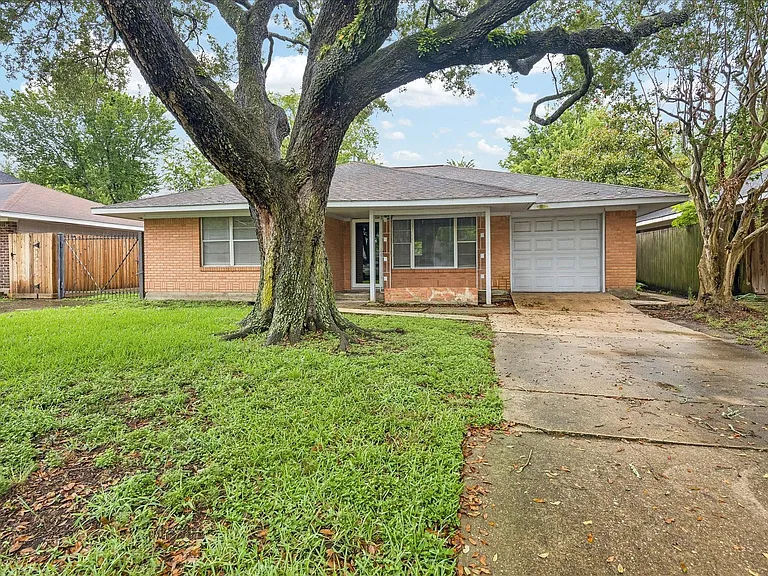 4029 McDermed Dr — Photo 1