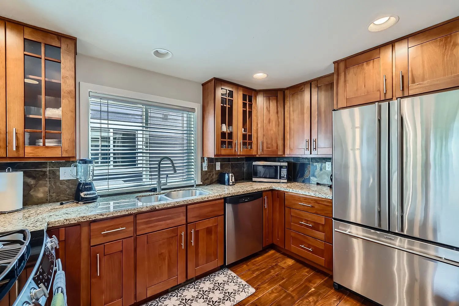3 bed, 2.5 bath, 1800 sqft, $4,800 — Photo 3