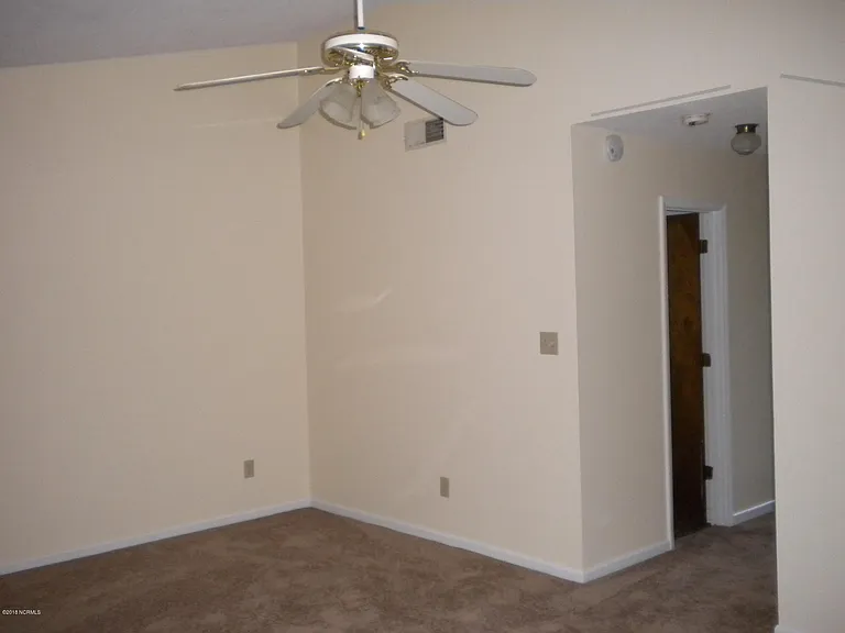 1913 Rolling Ridge Dr — Photo 2