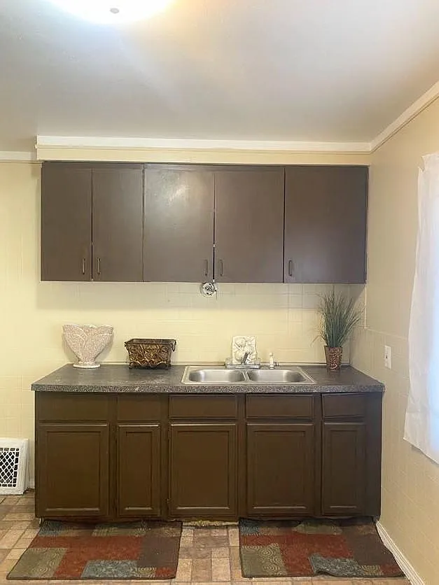 3 bed, 1000 sqft, $1,300 — Photo 2