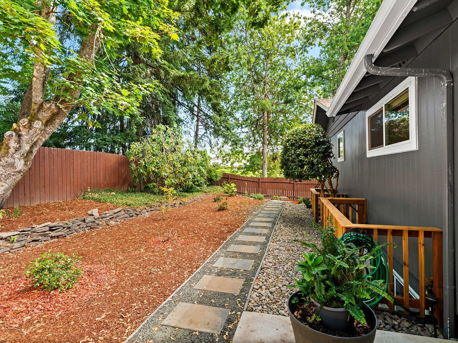 5 bed, 2180 sqft, $3,995 — Photo 3