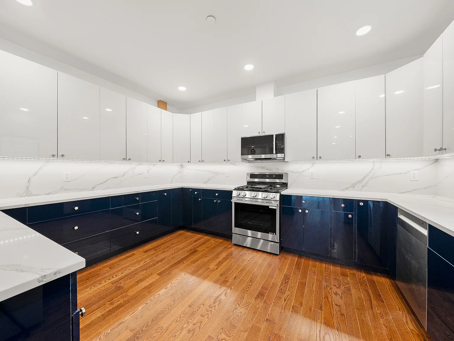 4 bed, 5.5 bath, 3600 sqft, $8,500 — Photo 4