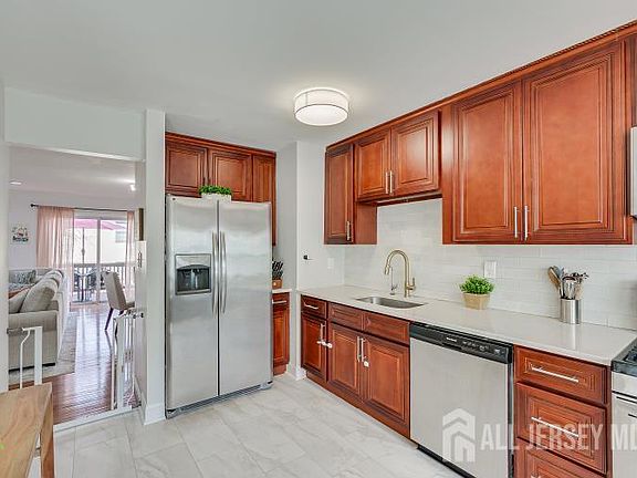 5th image of 2 Highview Dr