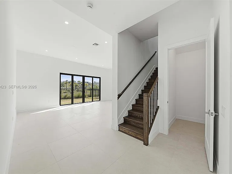 5718 Ashwood Cir W — Photo 57