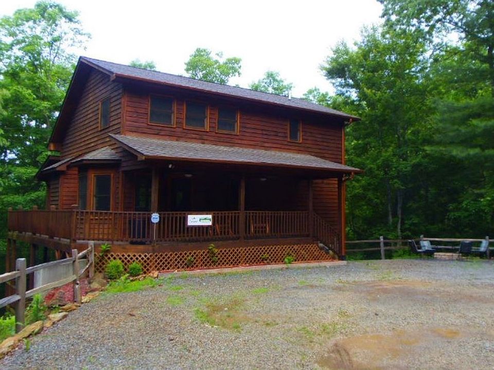 Mountain chalet in upscale Tarheel West