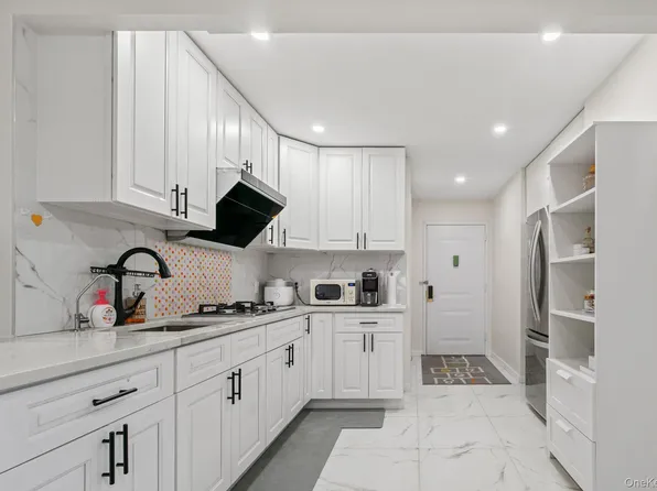 3720 Prince Street #11B, Flushing, NY 11354