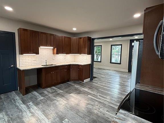 4th image of 70 Clyde St #1