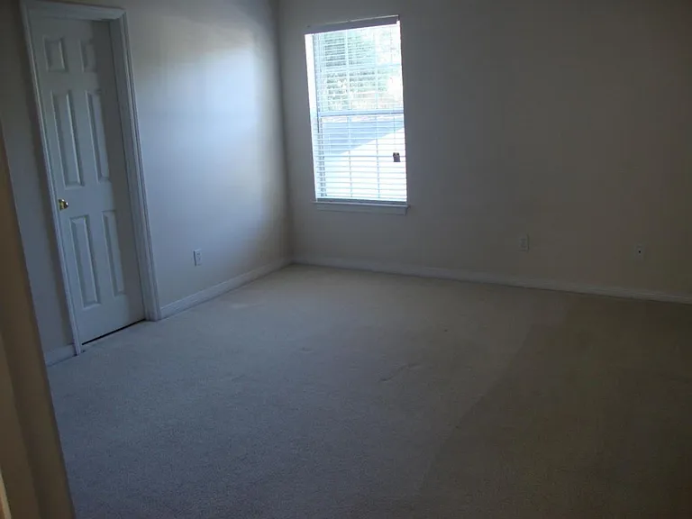 880 Dunwoody Pl — Photo 3