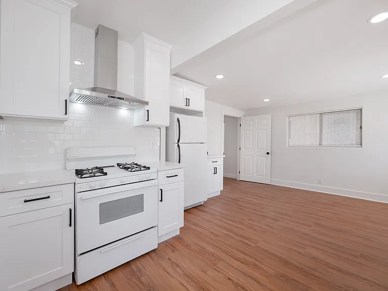 121 S Lotus Ave — Photo 6