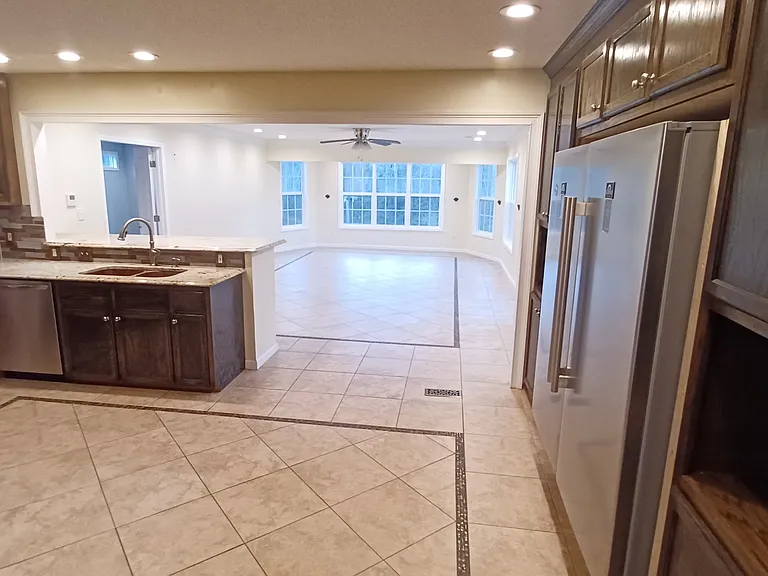 211 Sheffield Ct — Photo 10