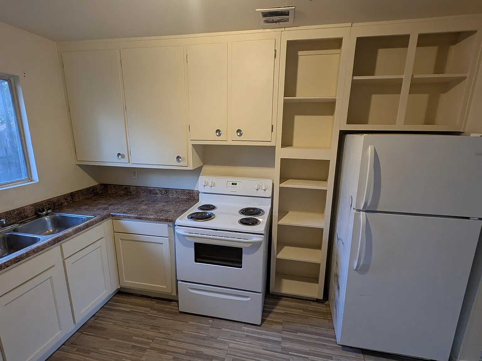 1010 Palomas Dr SE — Photo 4