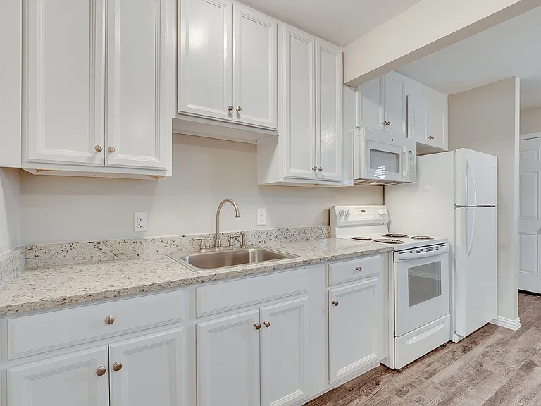 Oak Street Flats: Ranch Style Fully Remodeled Come Check Us Out — Photo 11