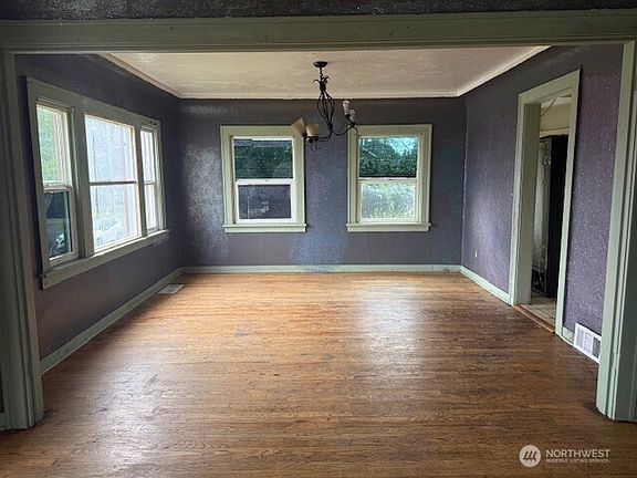 5th image of 421 Ellinor Avenue