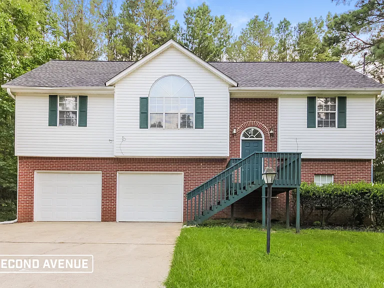 430 Eagles Nest Cir — Photo 1
