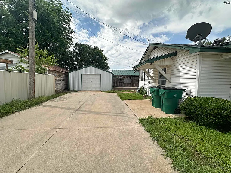 407 E Gilbert St — Photo 12