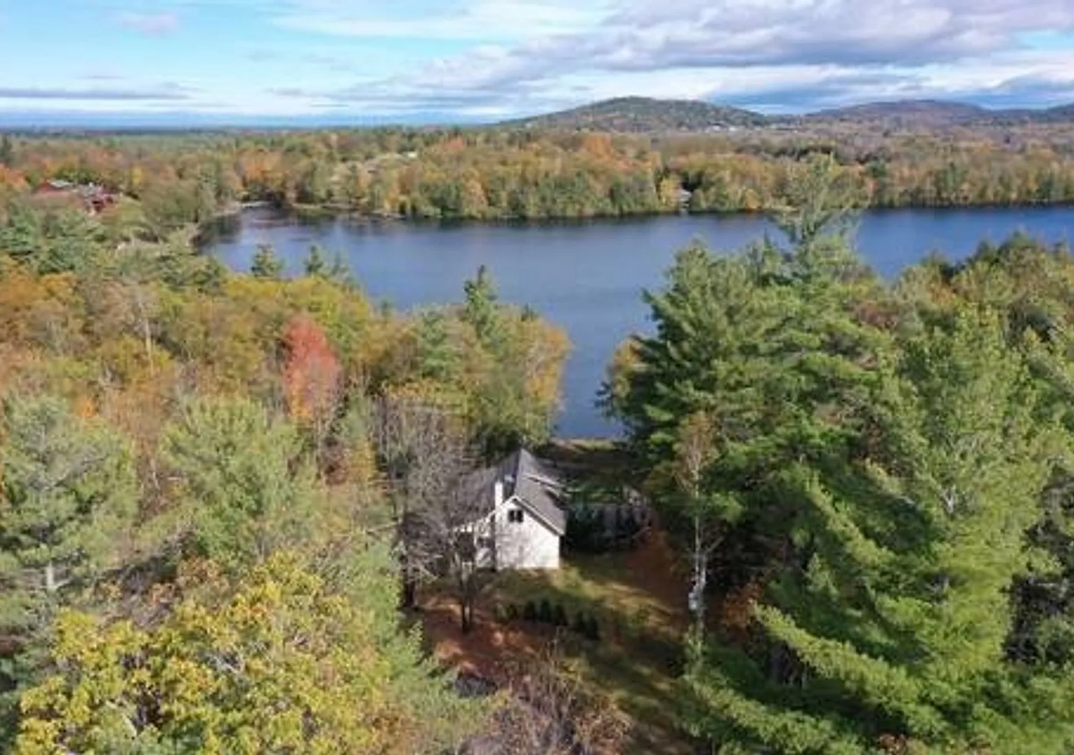 Charming 3BR House on Augur Lake 30 acre private property — Photo 3